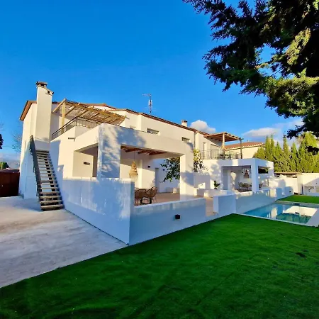 Villa Gorgot With A Pool And Private Parking