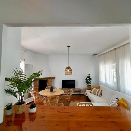 Villa Gorgot With A Pool And Private Parking Empuriabrava