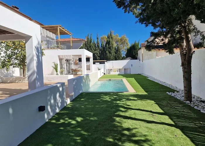 Gorgot With A Pool And Private Parking Empuriabrava