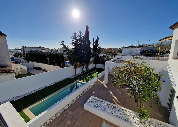 Villa Gorgot With A Pool And Private Parking