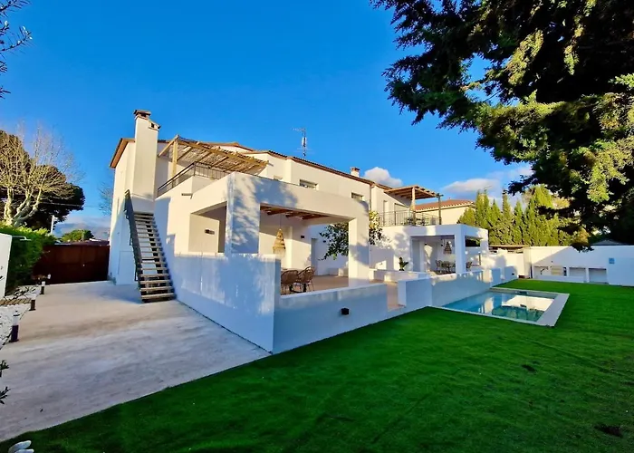 Villa Gorgot With A Pool And Private Parking