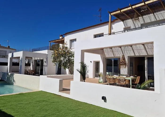 Gorgot With A Pool And Private Parking Villa Empuriabrava