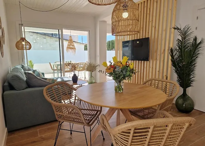 Villa Gorgot With A Pool And Private Parking Empuriabrava