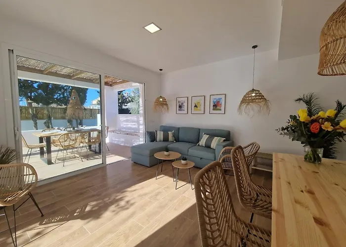 Villa Gorgot With A Pool And Private Parking Empuriabrava