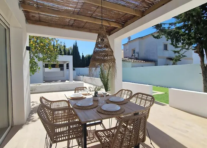 Villa Gorgot With A Pool And Private Parking Empuriabrava